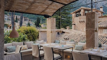 3 restauranter, lunsj og middag serveres, middelhavsretter