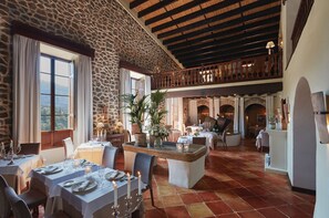 3 restaurants, servant le dîner et le souper; cuisine méditerranéenne