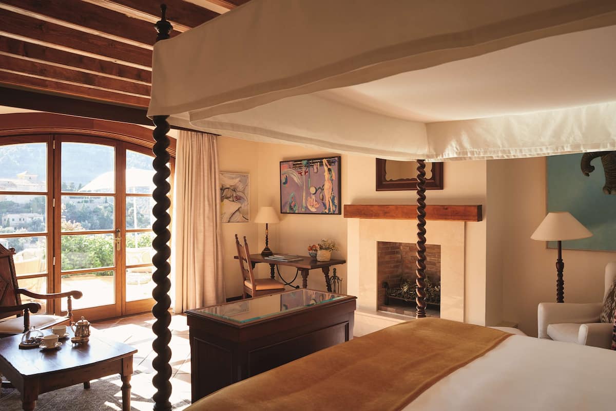 Junior Suite (Deluxe) | Premium bedding, down comforters, minibar, in-room safe