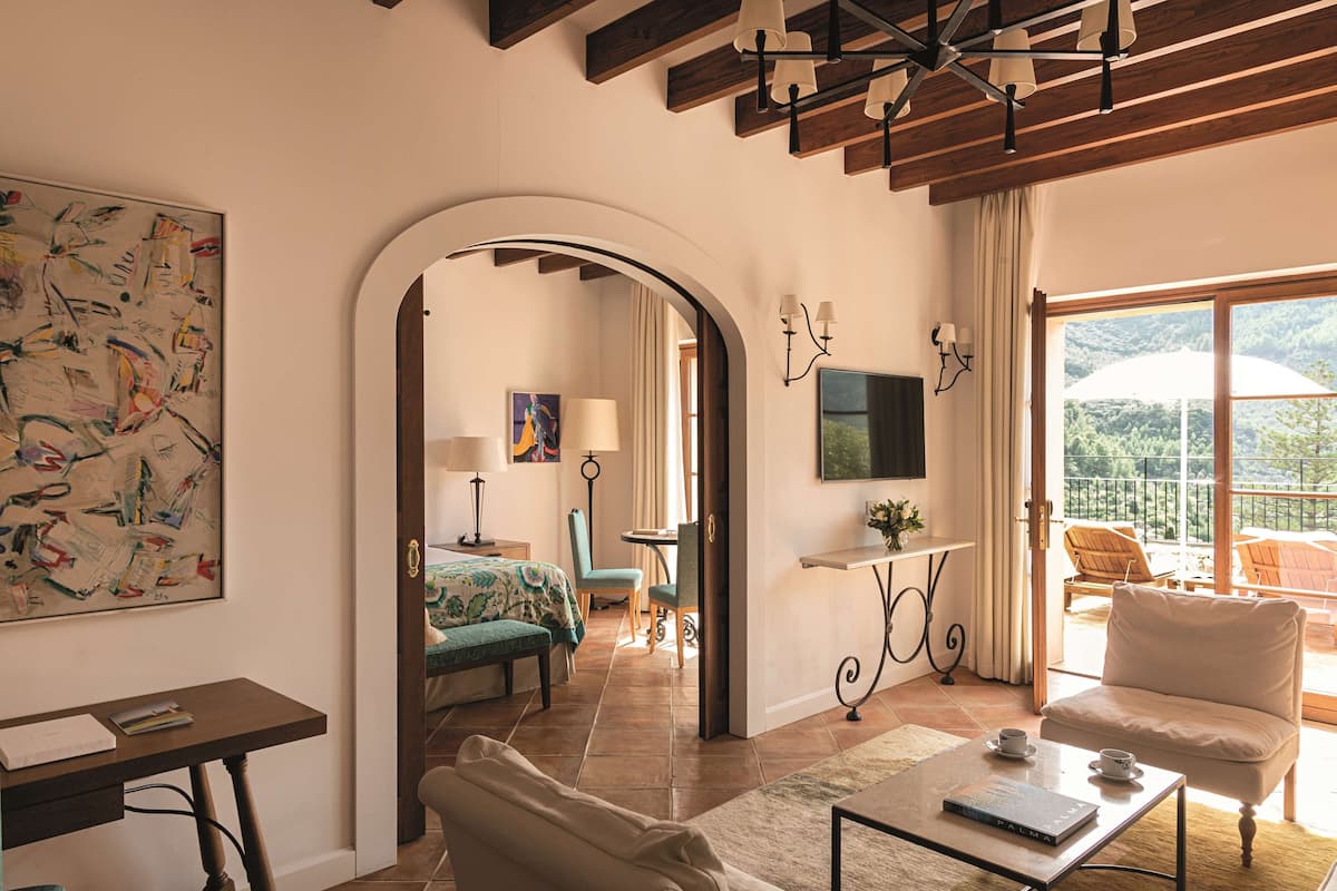 Exclusive Suite | Premium bedding, down comforters, minibar, in-room safe