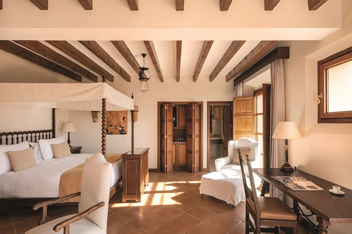 Junior Suite (Executive) | Premium bedding, down comforters, minibar, in-room safe