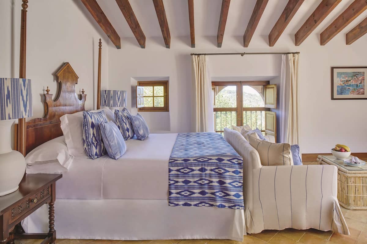 Premium bedding, down comforters, minibar, in-room safe