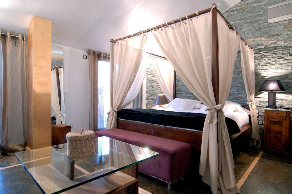 suite | down duvets, minibar, in-room safe, desk