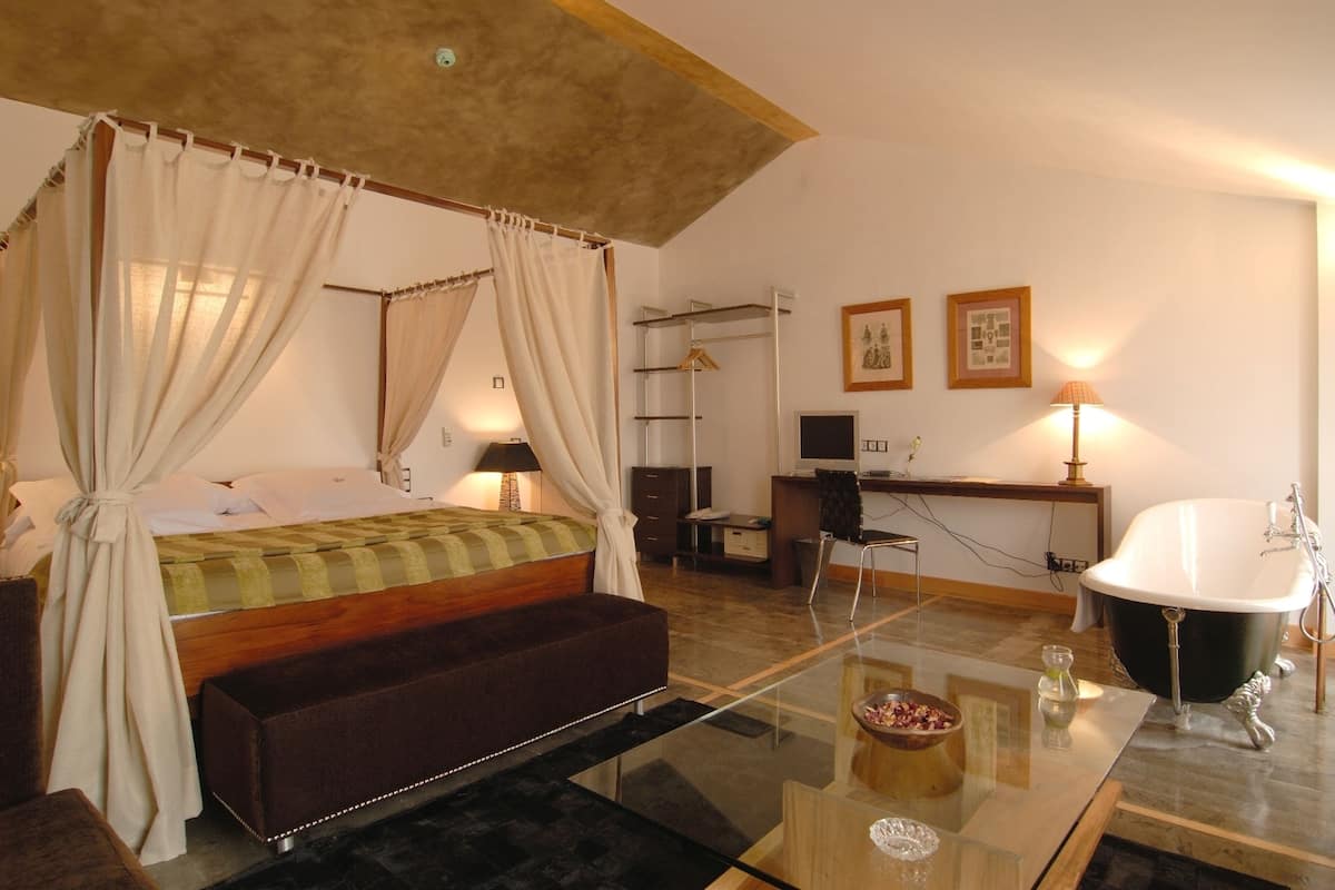 suite | down duvets, minibar, in-room safe, desk