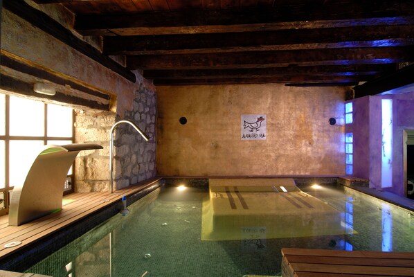 Sauna, hot tub, steam room, Turkish bath/hammam, body treatments