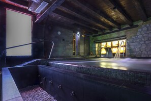 Sauna, hot tub, steam room, Turkish bath/hammam, body treatments