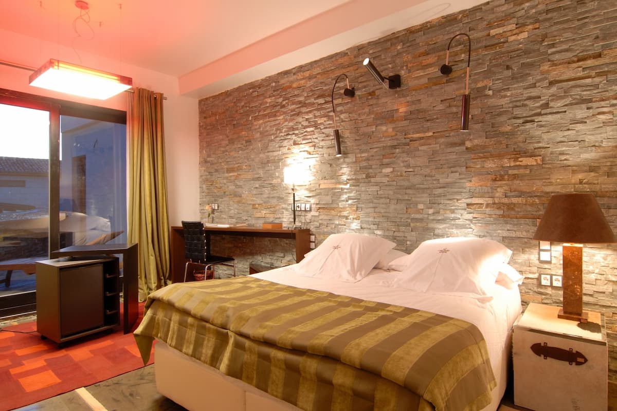 down duvets, minibar, in-room safe, desk