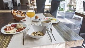 Daily buffet breakfast for a fee