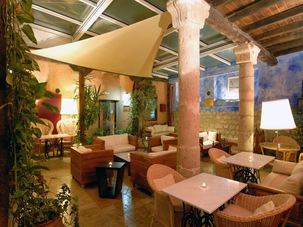 2 bars/lounges