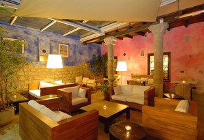 2 bars/lounges