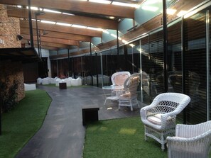 2 bars/lounges
