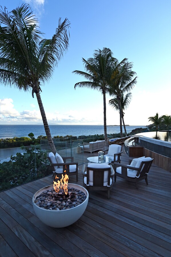 Poolside bar - Le Toiny Hôtel & Beach Club (St. Barthelemy)