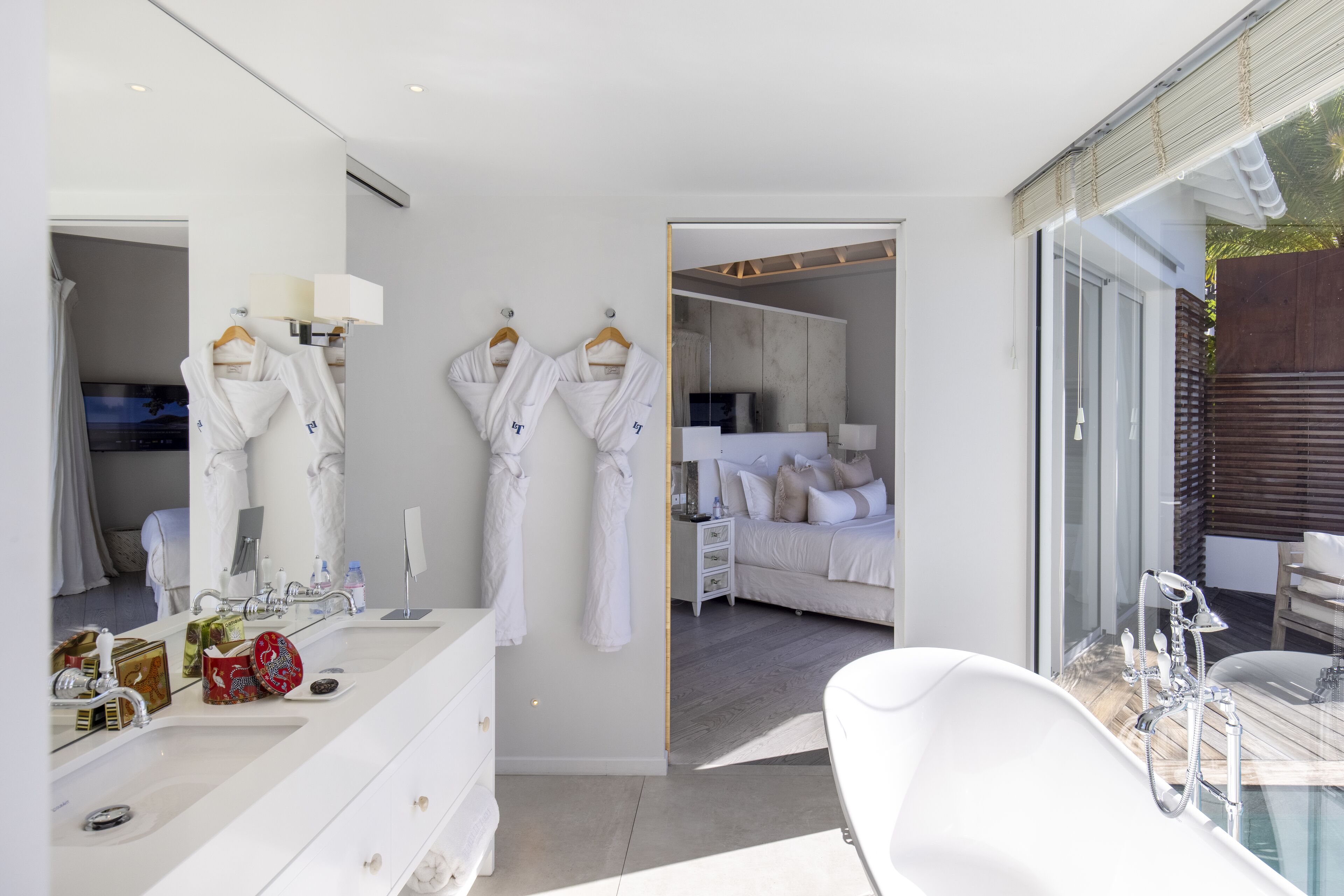 suite (spirit) | bathroom | separate bathtub and shower, free toiletries, hair dryer, towels