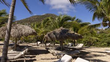 Am Strand, weiĂer Sandstrand, LiegestĂŒhle, StrandtĂŒcher