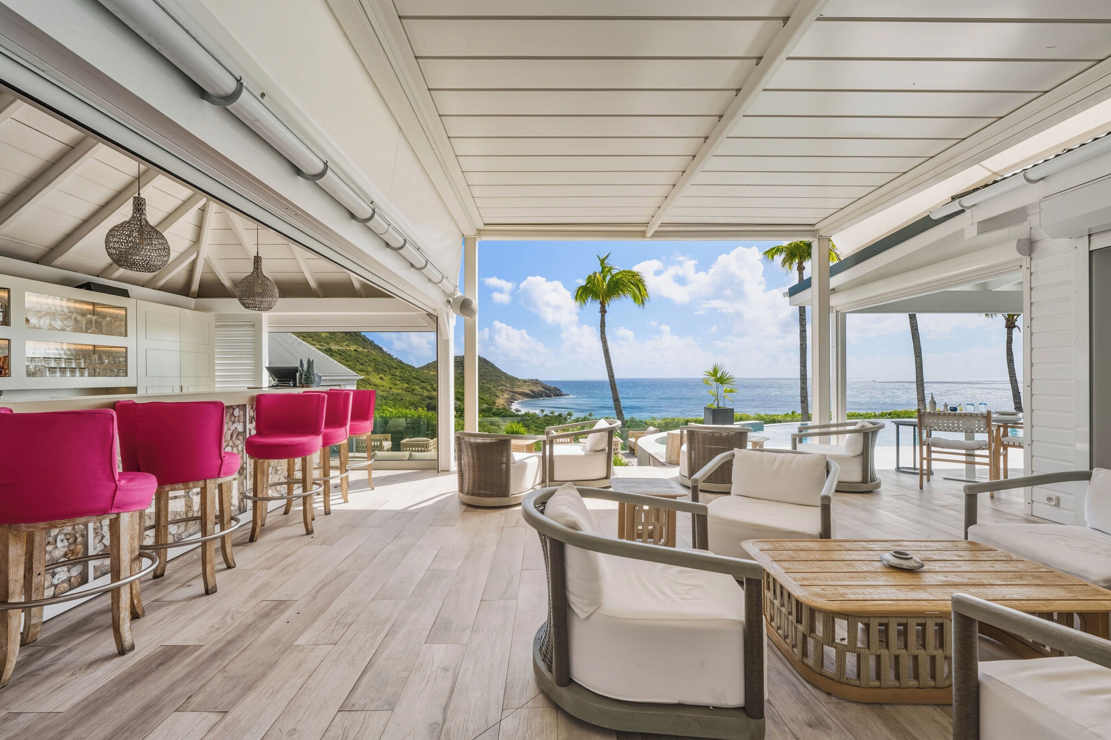 2 bars/lounges