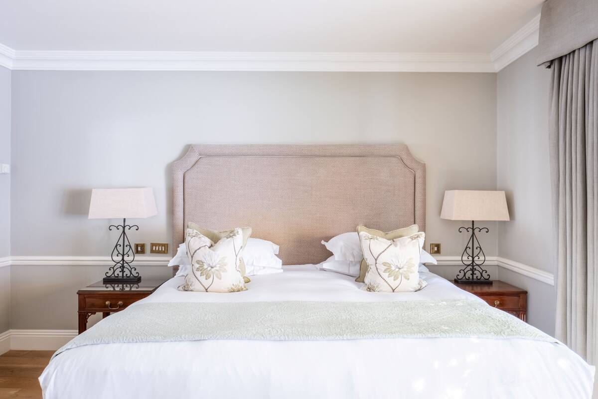 Ropa de cama de alta calidad y minibar 