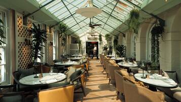 2 restaurants servant le petit déjeuner, spécialités Cuisine anglaise