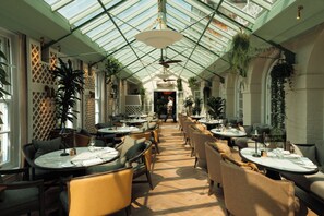 2 restaurantes; se sirven desayunos, almuerzos y cocina británica 