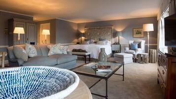 أغطية فراش متميزة وميني بار وخزنة داخل الغرفة ومكتب