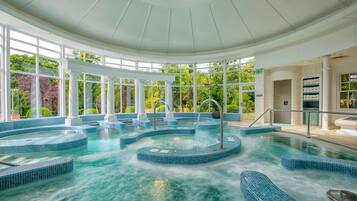 من حمّامات السباحة المغطاة، حمّام سباحة خارجي، مقاعد للتشمس