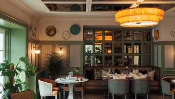 2 restaurants; breakfast, lunch, and dinner served