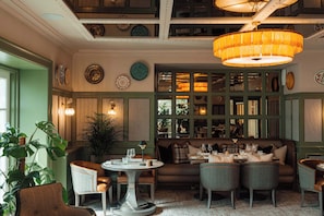 2 restaurants; breakfast, lunch, and dinner served