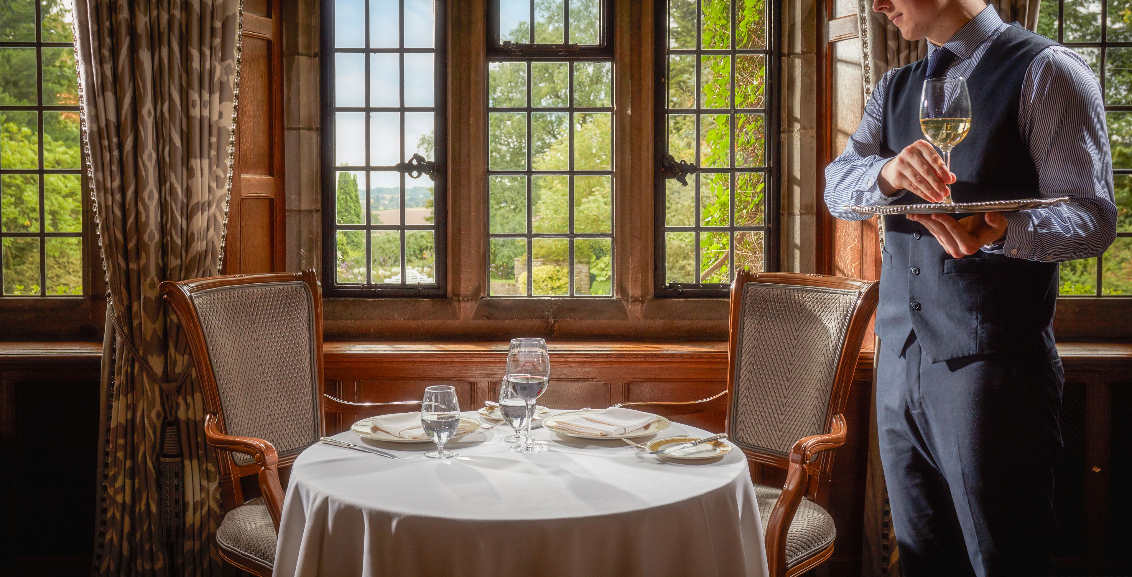 2 restaurants; breakfast, lunch and dinner served 