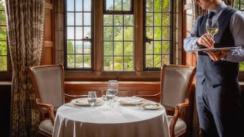 2 restaurants; breakfast, lunch and dinner served