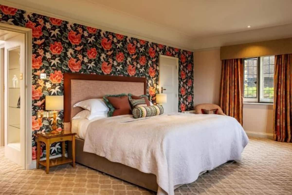 1 Schlafzimmer, hochwertige Bettwaren, Zimmersafe, individuell dekoriert