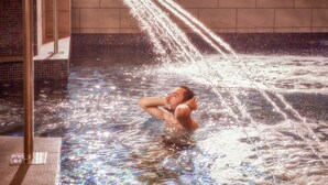 Une personne dans un bain à remous équipé de jets d’eau.
