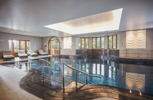 Indoor pool, sun loungers