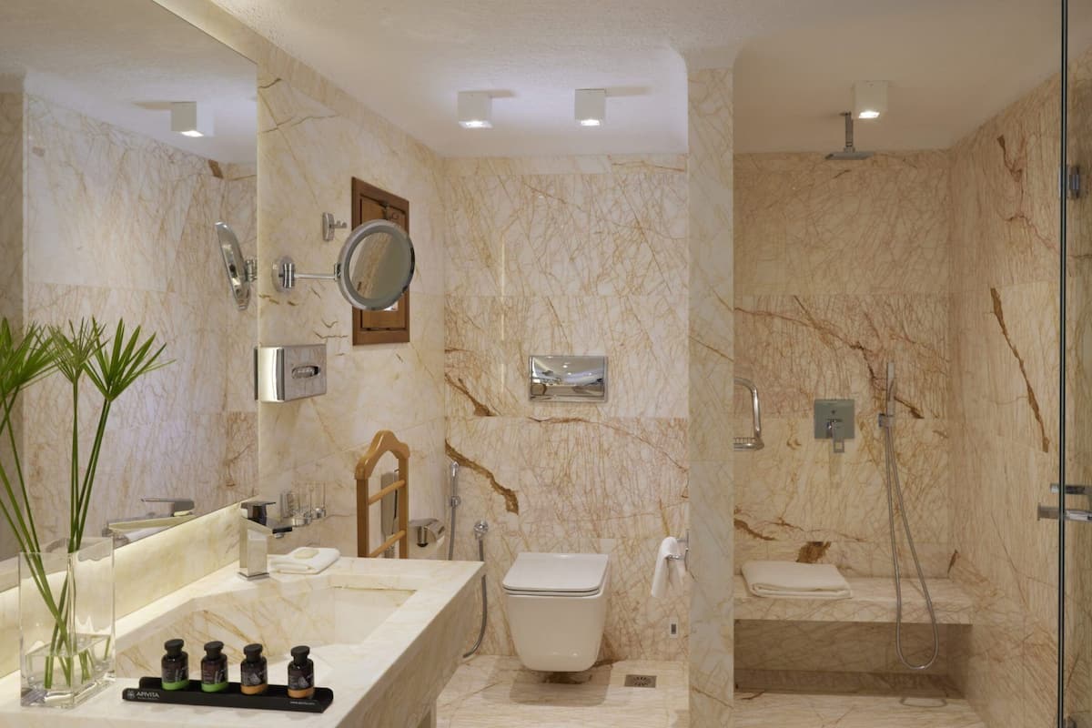 combined shower/bathtub, jetted bath, designer toiletries, hair dryer