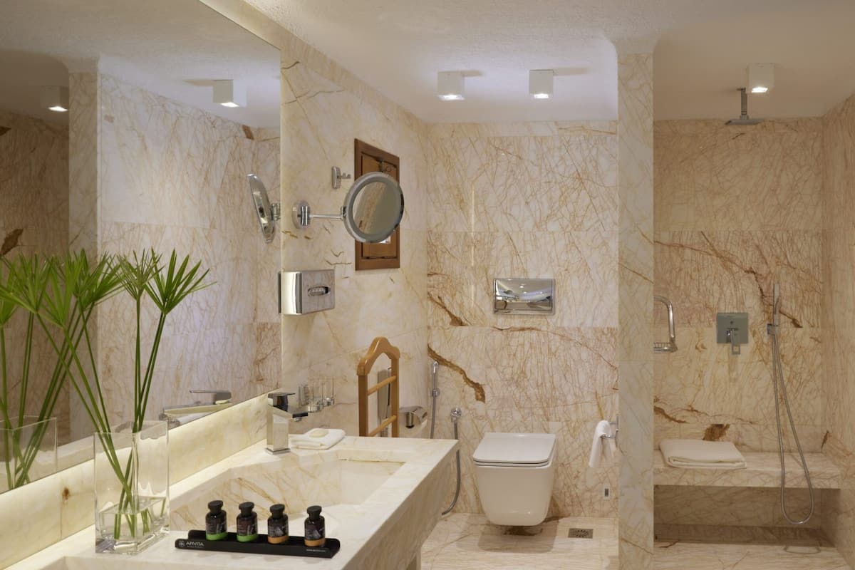 Combined shower/bathtub, jetted bath, designer toiletries, hair dryer