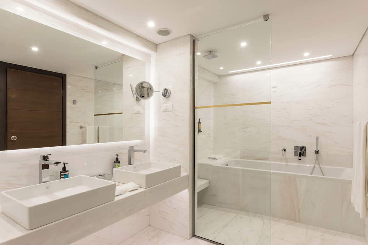 Combined shower/bathtub, jetted bath, designer toiletries, hair dryer