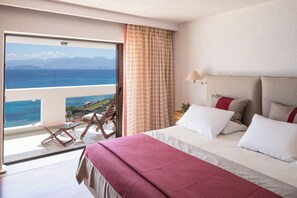 One Bedroom Superior Suite Sea View | Sängtillbehör av högsta kvalitet och minibar