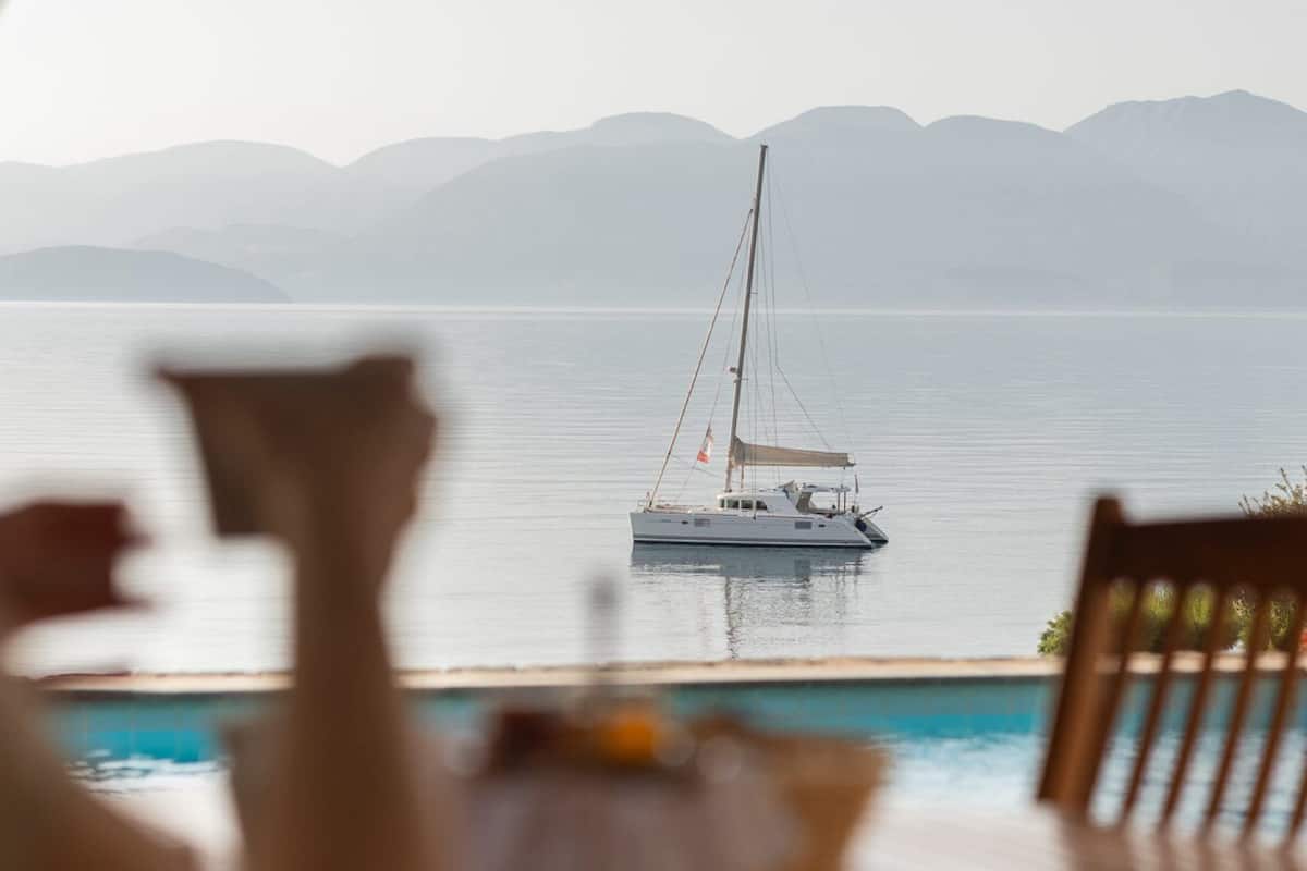 Two Bedroom Superior Bungalow Heatable Private Pool | Ylelliset vuodevaatteet, minibaari, tallelokero huoneessa