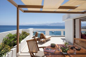 One Bedroom Superior Suite Sea View | Premium bedding, minibar, in-room safe, individually furnished