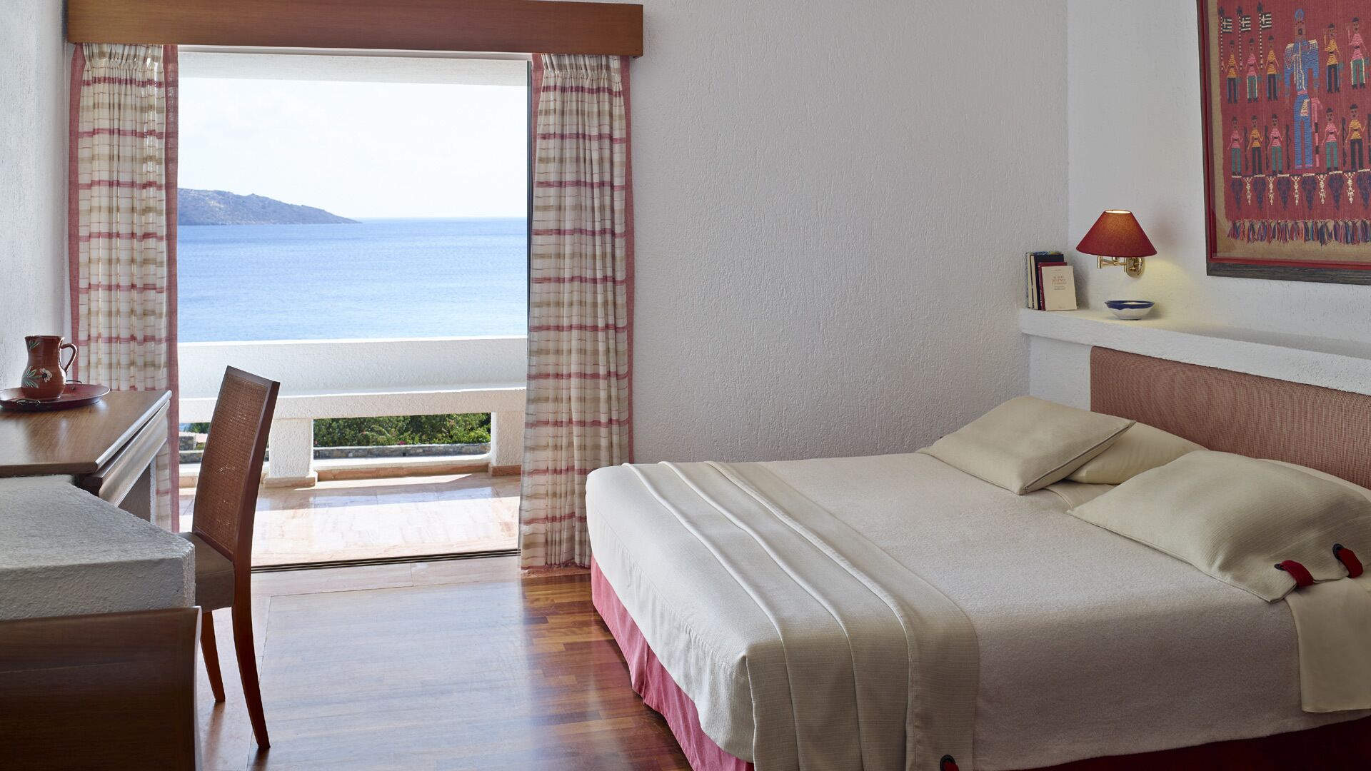 Ropa de cama de alta calidad, minibar, caja fuerte y escritorio