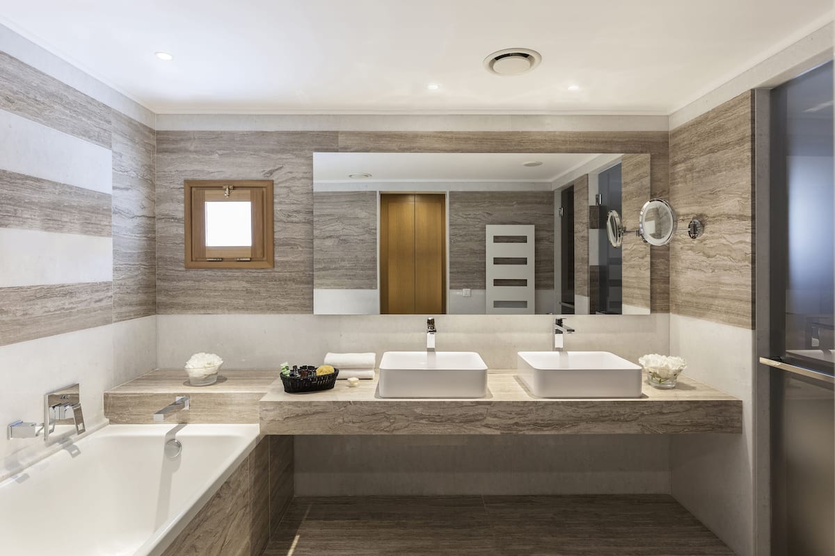 Combined shower/bathtub, jetted bath, designer toiletries, hair dryer