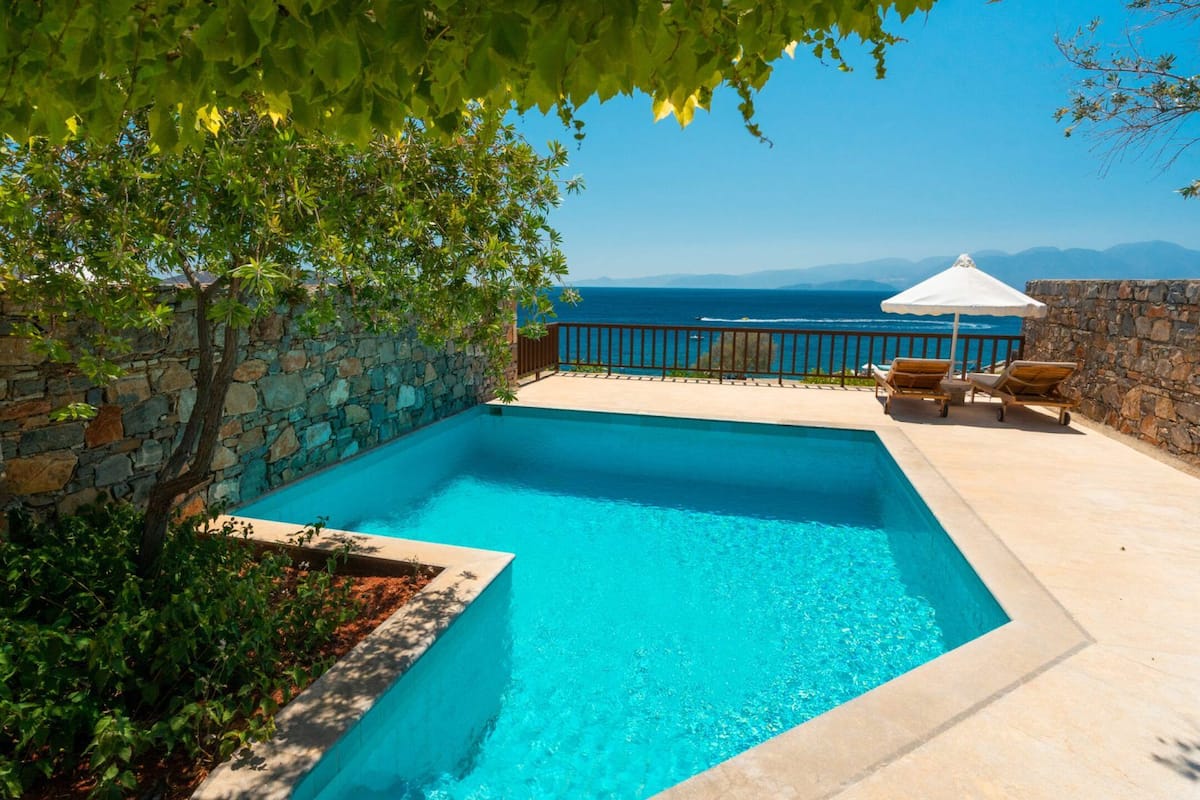 Deluxe Bungalow Heatable Private Pool | Ylelliset vuodevaatteet, minibaari, tallelokero huoneessa