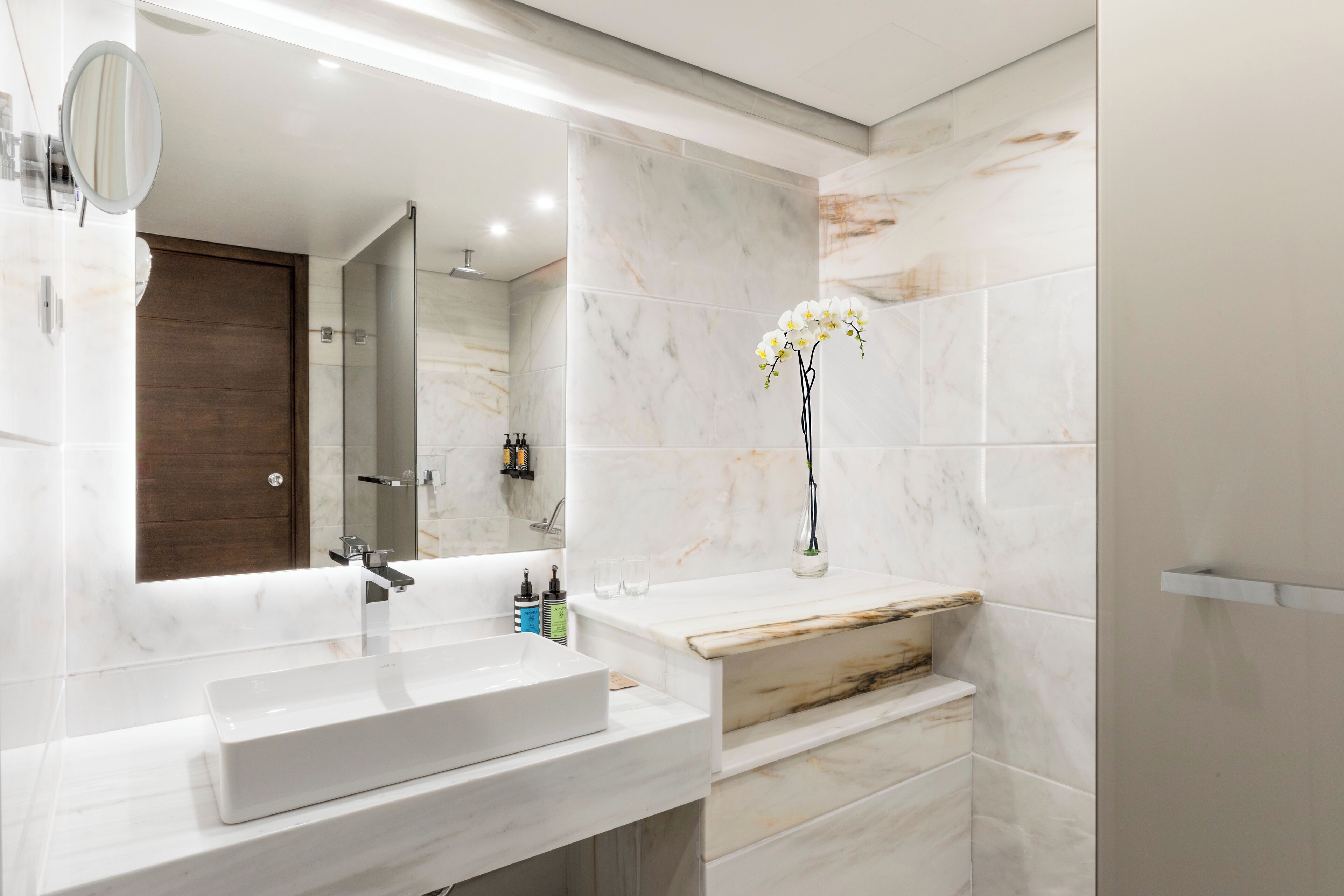 combined shower/bathtub, jetted bath, designer toiletries, hair dryer