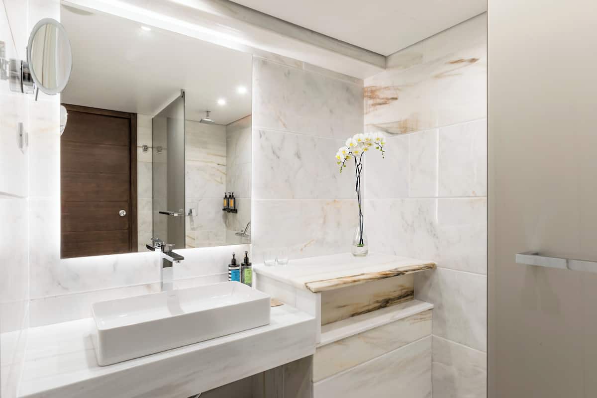 combined shower/bathtub, jetted bath, designer toiletries, hair dryer