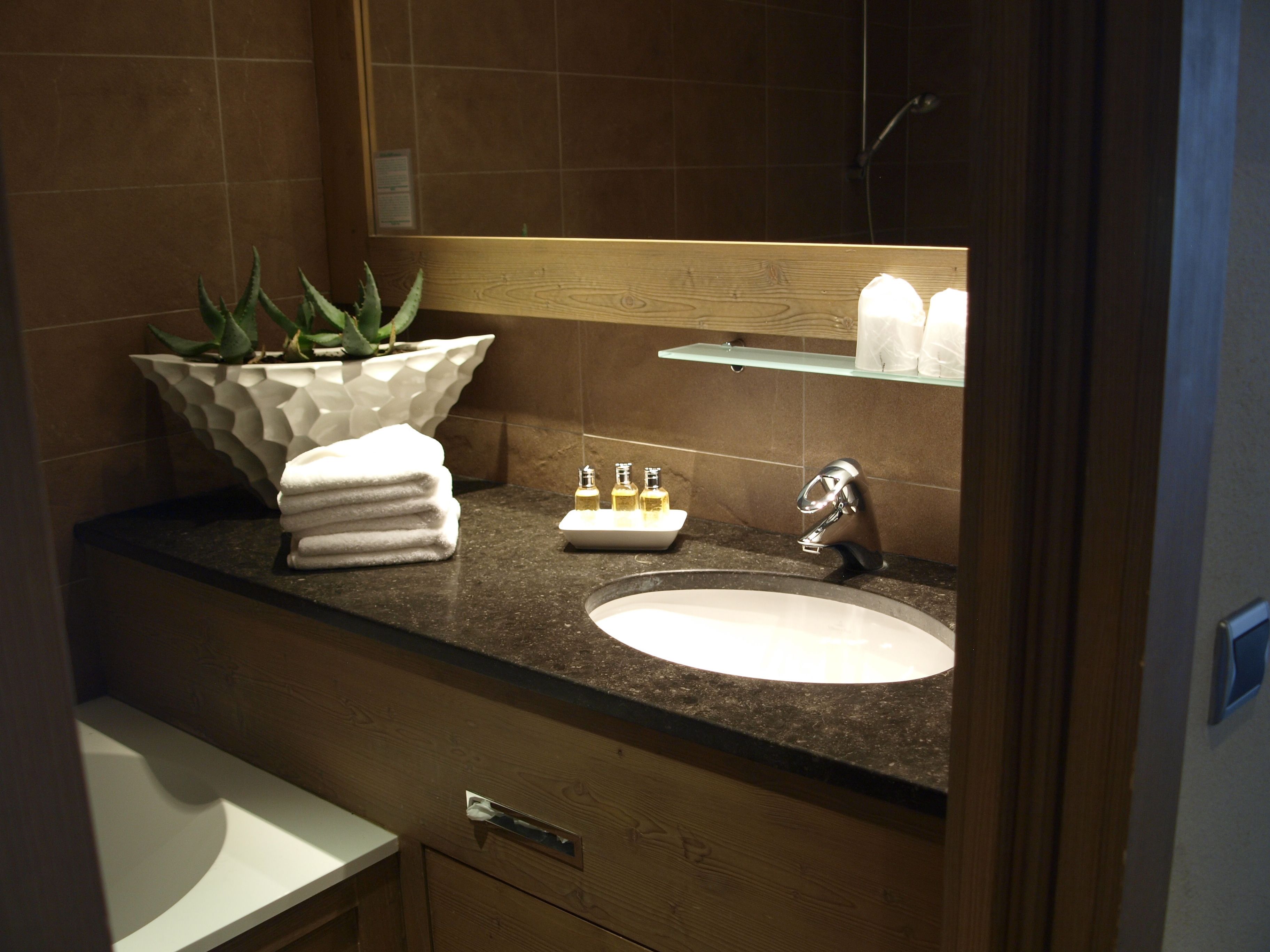 egyptian cotton sheets, premium bedding, in-room safe