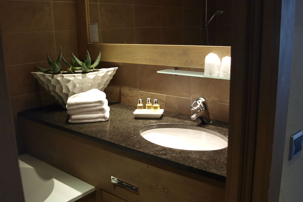 egyptian cotton sheets, premium bedding, in-room safe