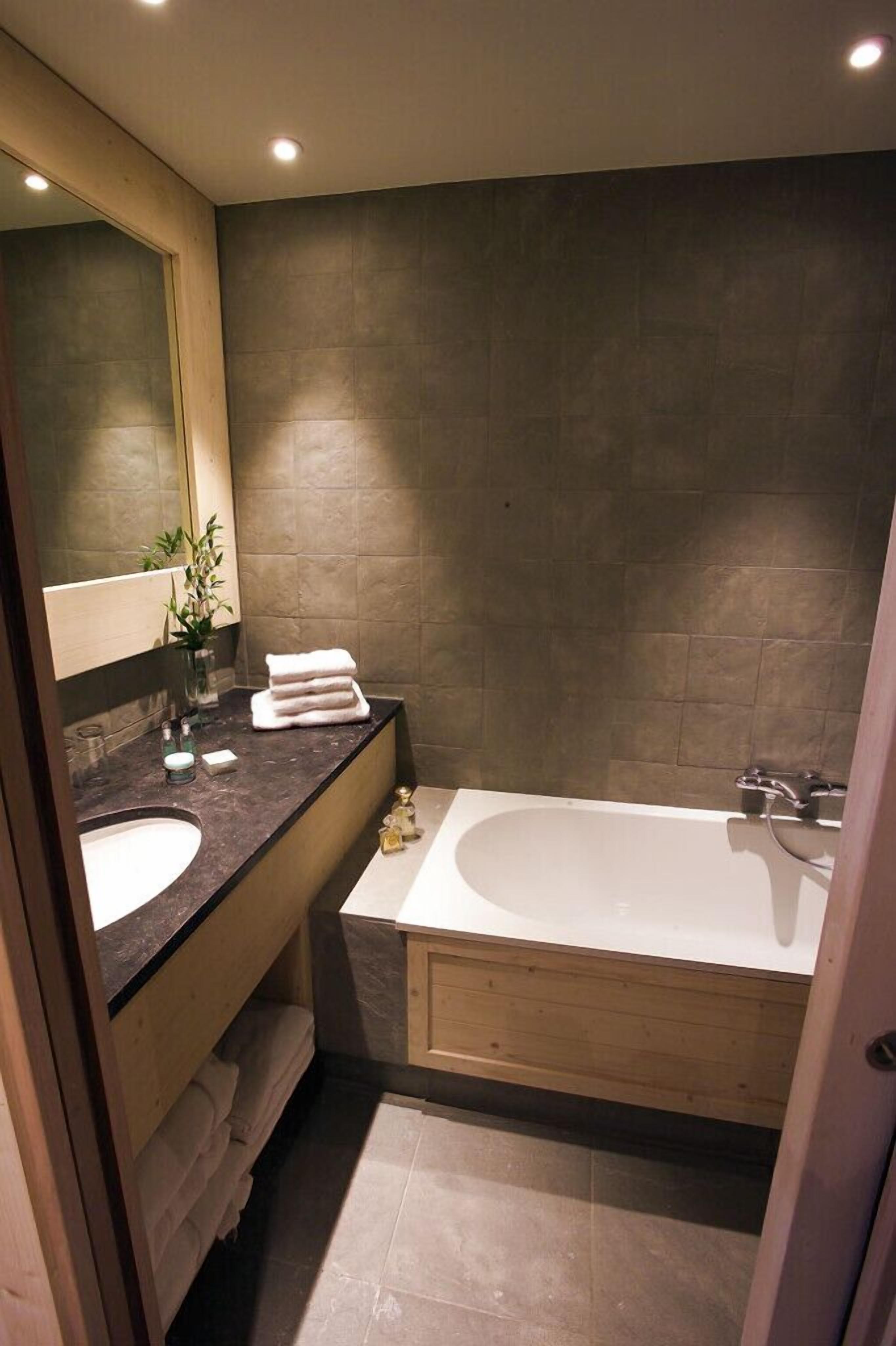 combined shower/bathtub, free toiletries, hair dryer, dressing gowns