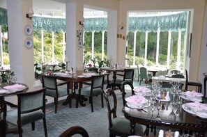 Petit déjeuner complet compris