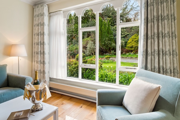 Suite Junior, 1 Tempat Tidur King, pemandangan kebun, lantai dasar | Seprai antialergi dan didekorasi berbeda-beda