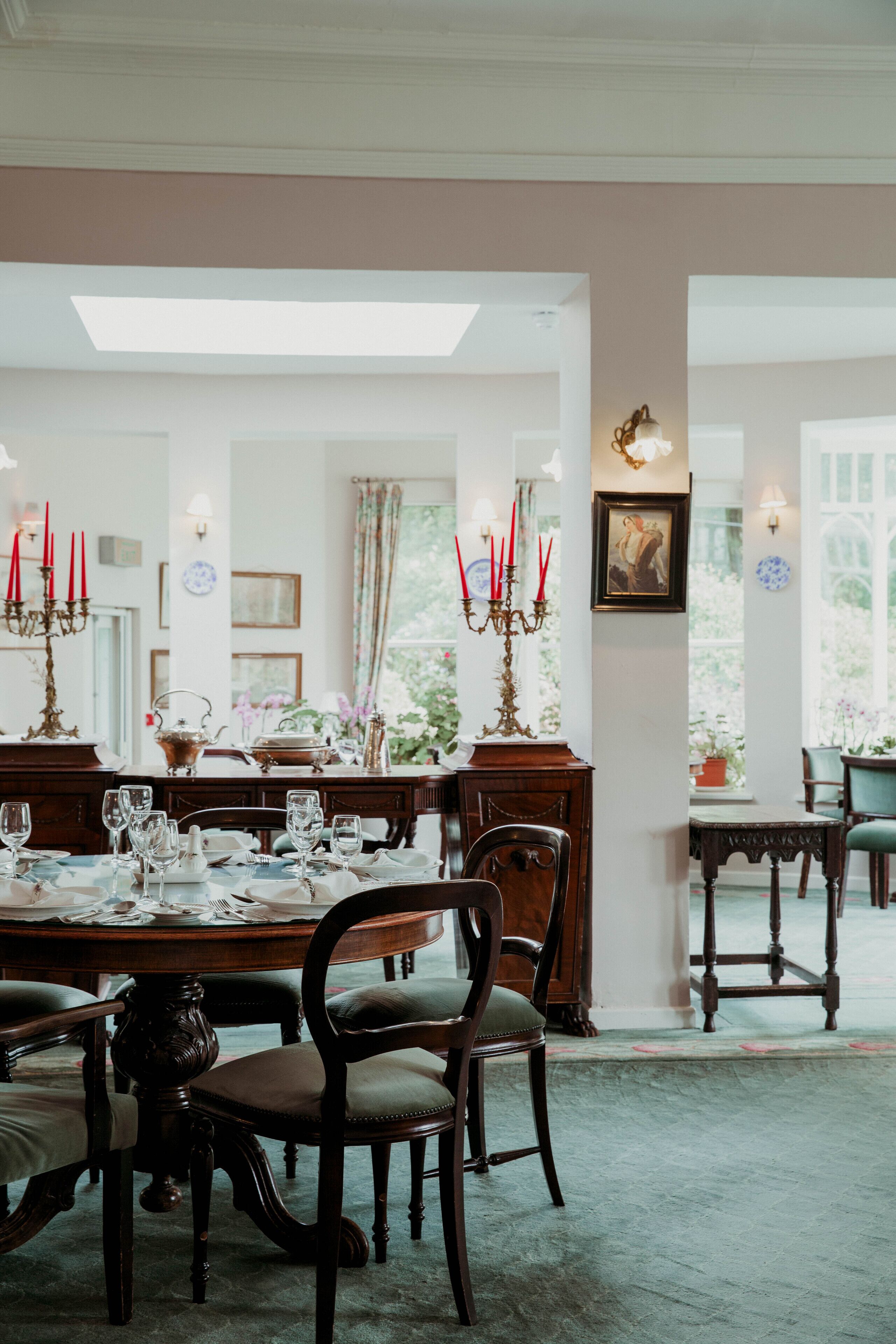 Breakfast, lunch, dinner served; garden views 