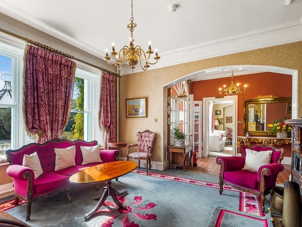 Lobby lounge