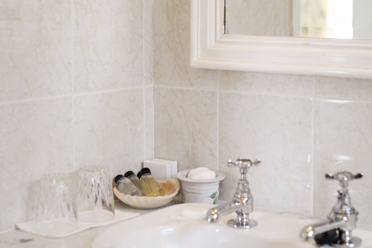 Designer-Toilettenartikel, Haartrockner, Handtücher, Seife